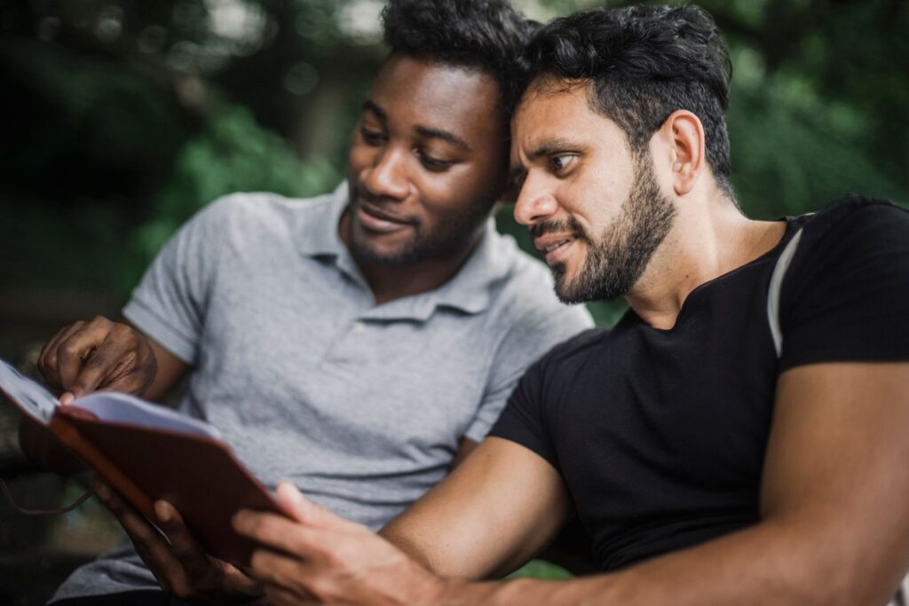 Stel zit buiten samen over een notitieboek gebogen en bespreekt hun plannen
