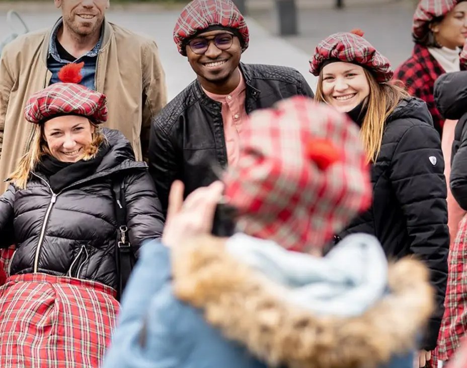 Groep met Schotse baretten tijdens de Highland Games van Uitjesbazen